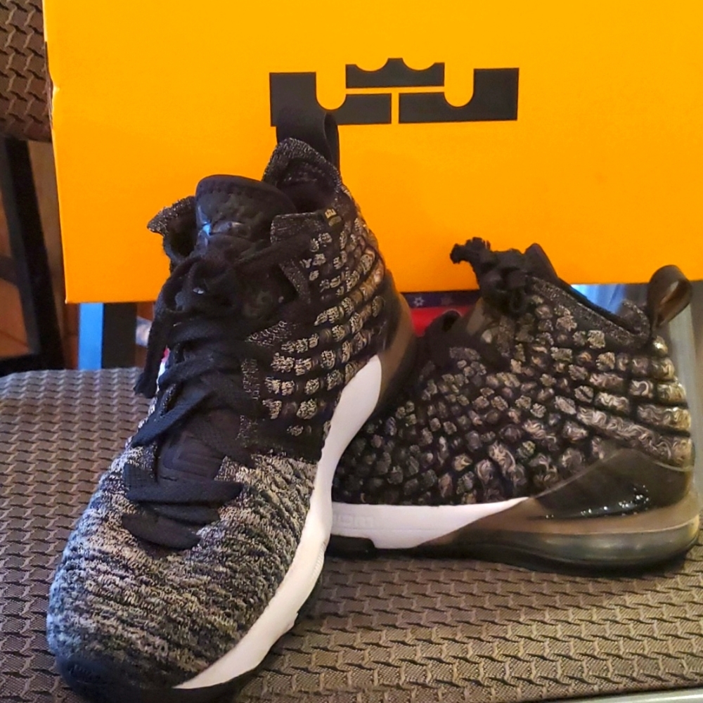 Lebron Nike 17 "in the arena" boys basketball shoes used